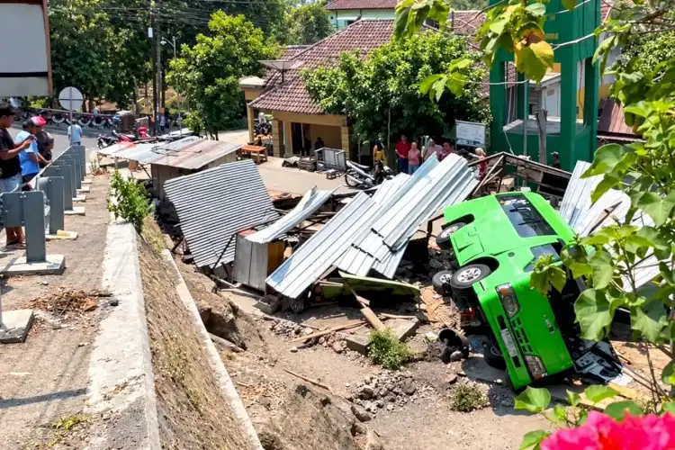Ikuti Petunjuk Jalur Aplikasi, Mobil Elf Rombongan Wisata Terperosok di Tanjakan Bundelan