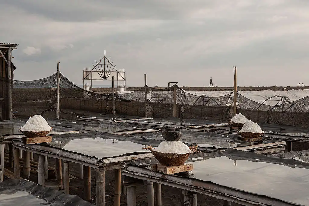 Warisan Leluhur di Pesisir Klungkung Proses Alami Pembuatan Garam Laut yang Melegenda
