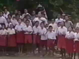 "Ayo Maju!" Siswa SDN Oelfab Sambut Kadis Pendidikan dari Seberang Sungai