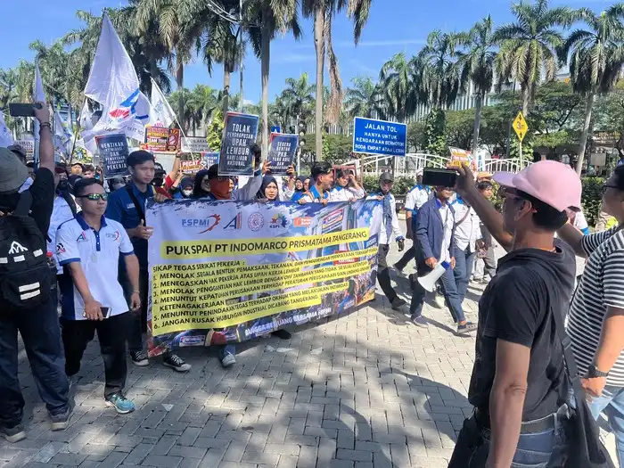 Tagih Upah Lembur, Ribuan Buruh Kepung Menara Indomaret PIK dengan Enam Tuntutan Lainnya