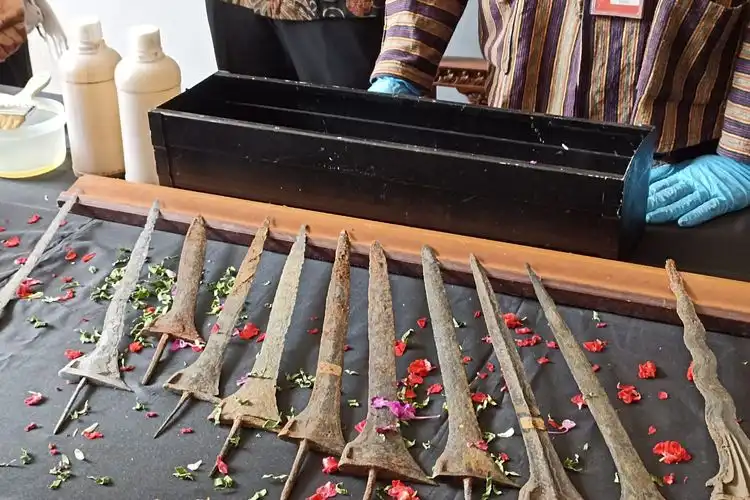 Bukan Cuma Mistis, Ini Penjelasan Ilmiah di Balik Tradisi Mencuci Keris di Bulan Suro