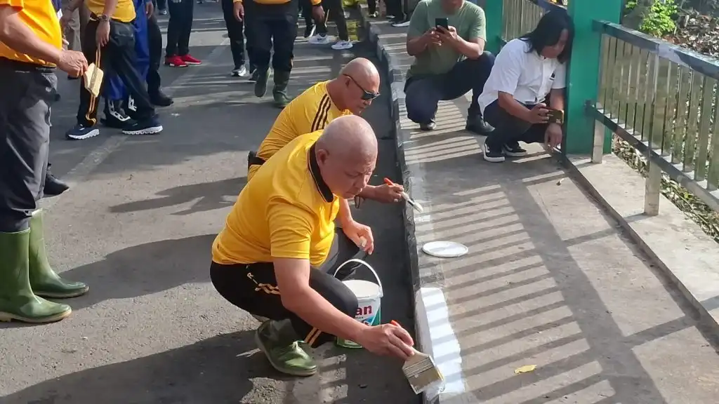 350 Personel Turun Bersihkan Sungai Martapura, Kapolda Kalsel: Ini Ikon yang Harus Dijaga