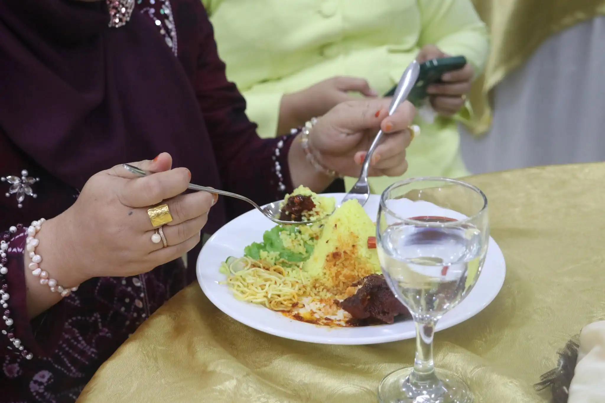 Belajar Etika Jamuan Resmi, Puluhan Organisasi Wanita HSS Ikut Pelatihan Table Manner