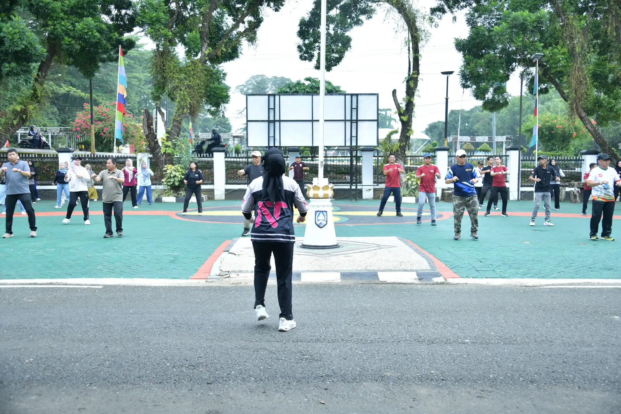 Wabup H. Suriani Ikuti Senam Bersama ASN Setda HSS, Dorong Pola Hidup Sehat