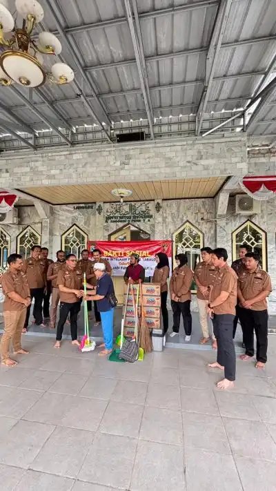 Polres Tabalong Gelar Baksos Bebersih Tempat Ibadah, Perkuat Sinergi Polisi dan Warga