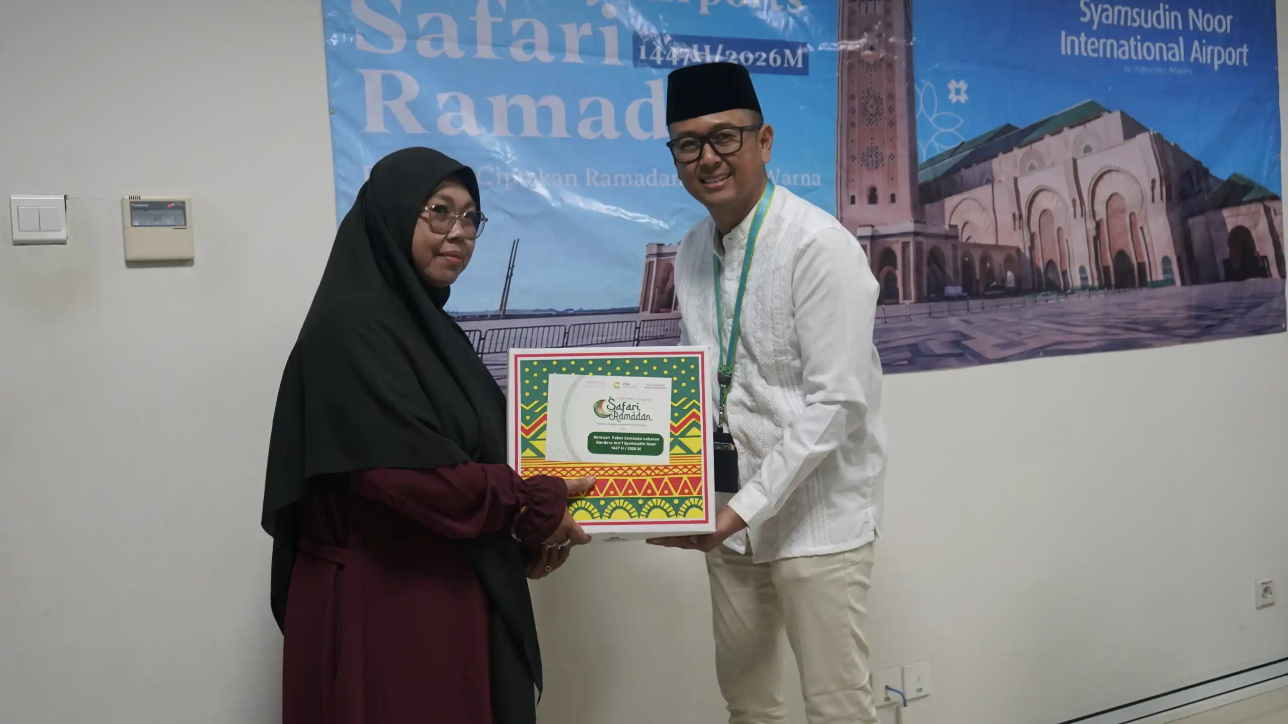 Bandar Udara Internasional Syamsudin Noor Kembali Salurkan Bantuan TJSL Safari Ramadan Kepada Masyarakat Dan Komunitas Bandara