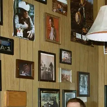 Zach Bryan: Si Anak Navy yang Bikin Genre Country Nggak Lagi Identik sama Topi Koboi Kaku