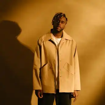 Myles Smith: Sosok di Balik Lagu Stargazing yang Bikin Kita Betah Mandangi Langit Malam