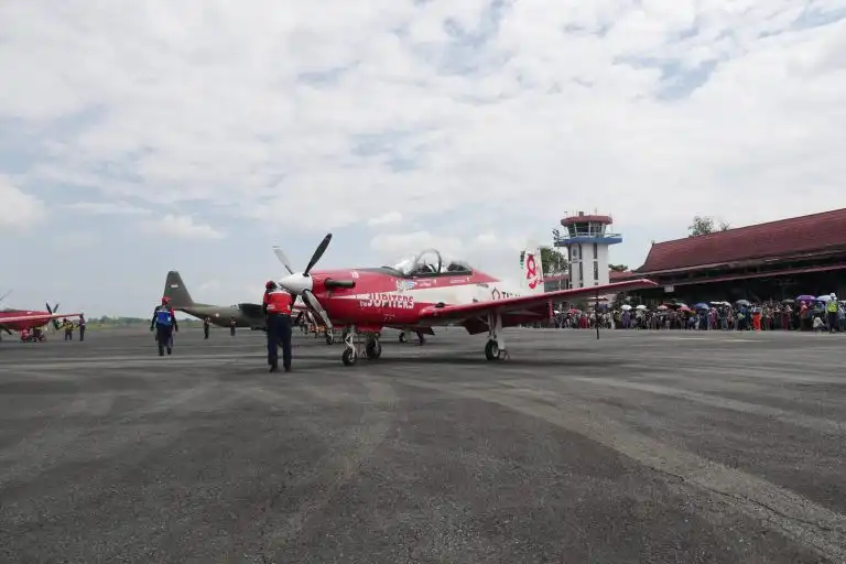 Jupiter Aerobatic Team Pukau Ribuan Warga di Langit Banjarbaru