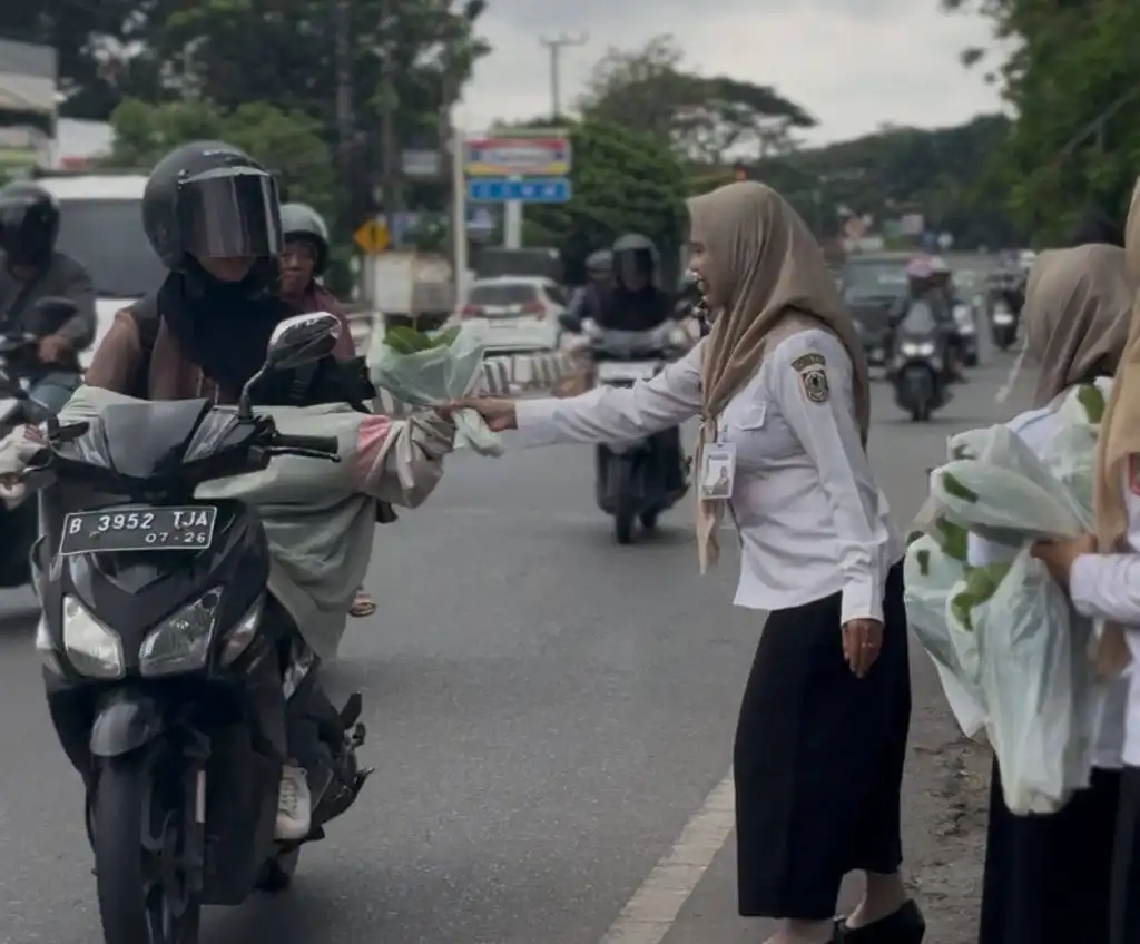 Panen Sayur Hidroponik, BBTPH Kalsel Bagikan 200 Paket Sayuran Gratis ke Warga