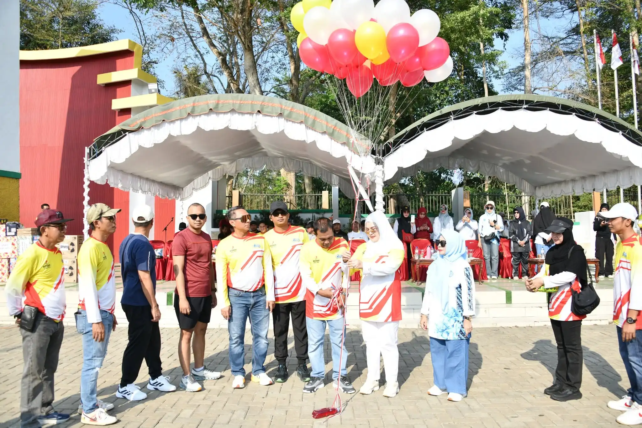 Bupati HSS Ikut Senam dan Lomba Bareng Warga, Semangat Kemerdekaan Makin Meriah