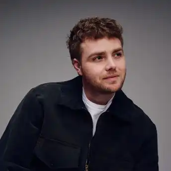 Alex Warren: Evolusi Si Anak Broken Home yang Jadi King of Wedding Songs