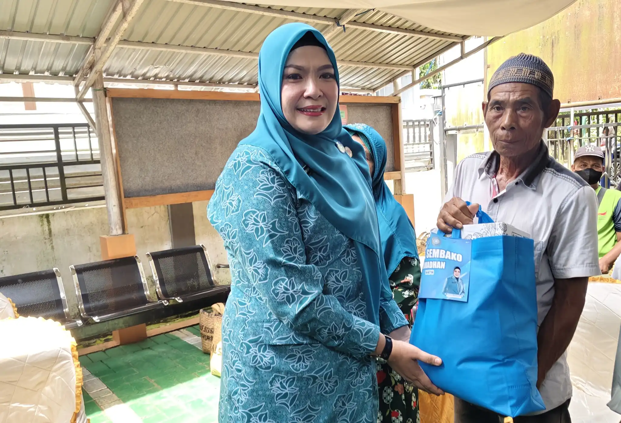 TP PKK dan Dinsos HSS Salurkan  100 Paket Ramadan untuk Lansia dan Warga Kurang Mampu di Kandangan