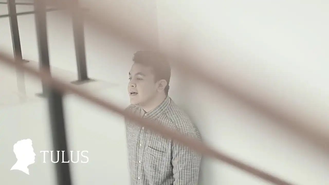 Sewindu – Tulus dan Arti Lagu tentang Cinta Diam-Diam yang Tak Pernah Terbalas