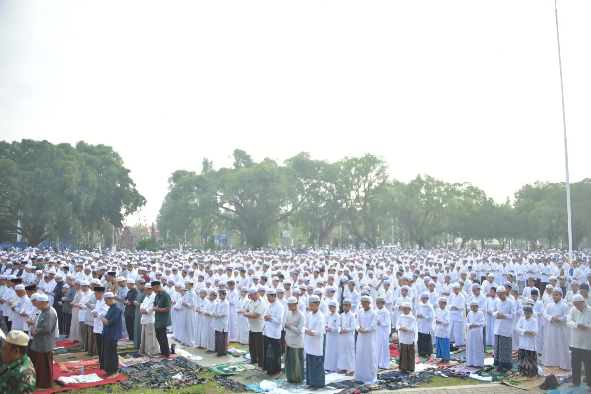 Masyarakat HSS Gelar Sholat Istisqa, Ribuan Jamaah Berdoa agar Hujan Segera Turun