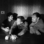 Gaya Ikonik Mumford & Sons: Dari Rompi Hingga Musik Folk Senja