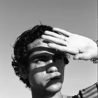 Dominic Fike: Dari Sel Penjara ke Puncak Popularitas, Bukti Bahwa 'Vibes' Bisa Jadi Mata Uang