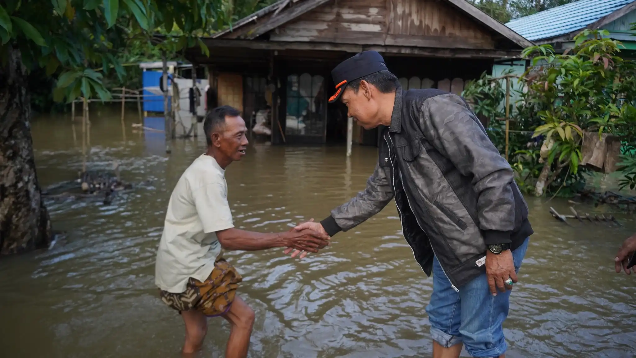 Wabup HSS Salurkan Bantuan untuk Warga Terdampak Banjir di Angkinang