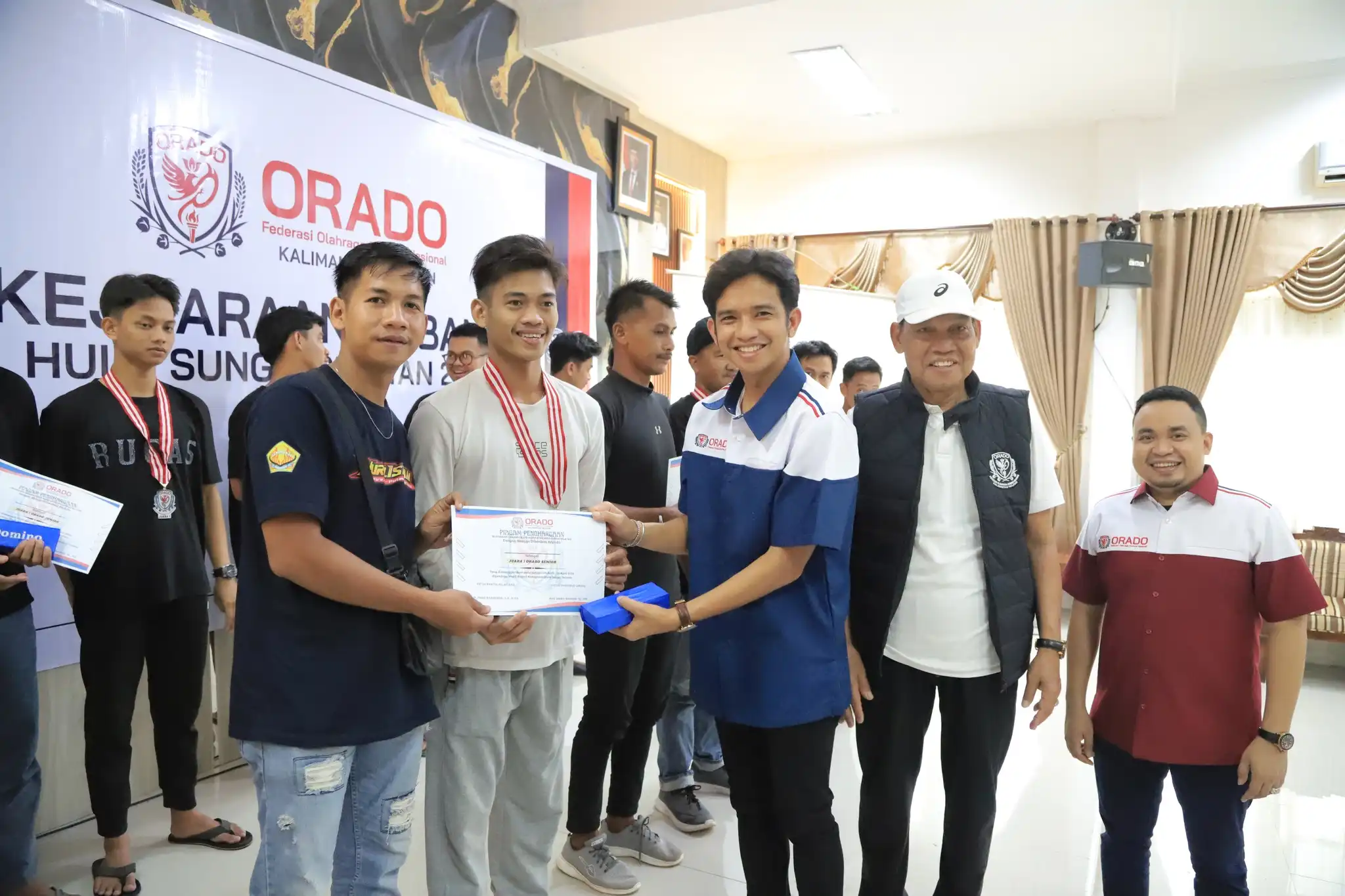 Domino Didorong Jadi Olahraga Prestasi, Wabup HSS Serahkan Penghargaan Kejuaraan Kabupaten