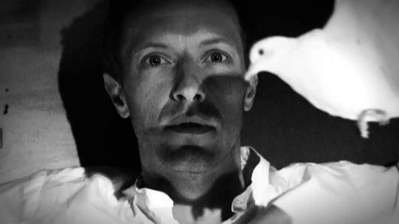 Makna Lagu Magic – Coldplay: Keajaiban Cinta dan Kerentanan