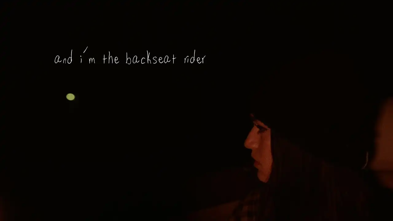 Backseat Rider – Sara Kays dan Makna Lagu tentang Pergeseran dalam Persahabatan