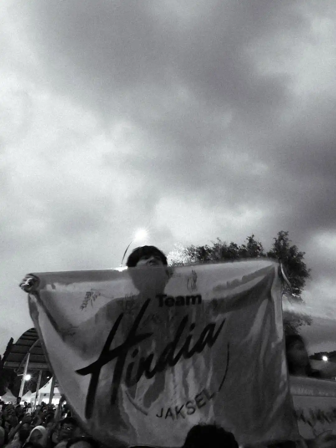 Menakar Fenomena Hindia: Antara Suara Generasi Cemas dan Mesin Hits yang Tak Pernah Berhenti