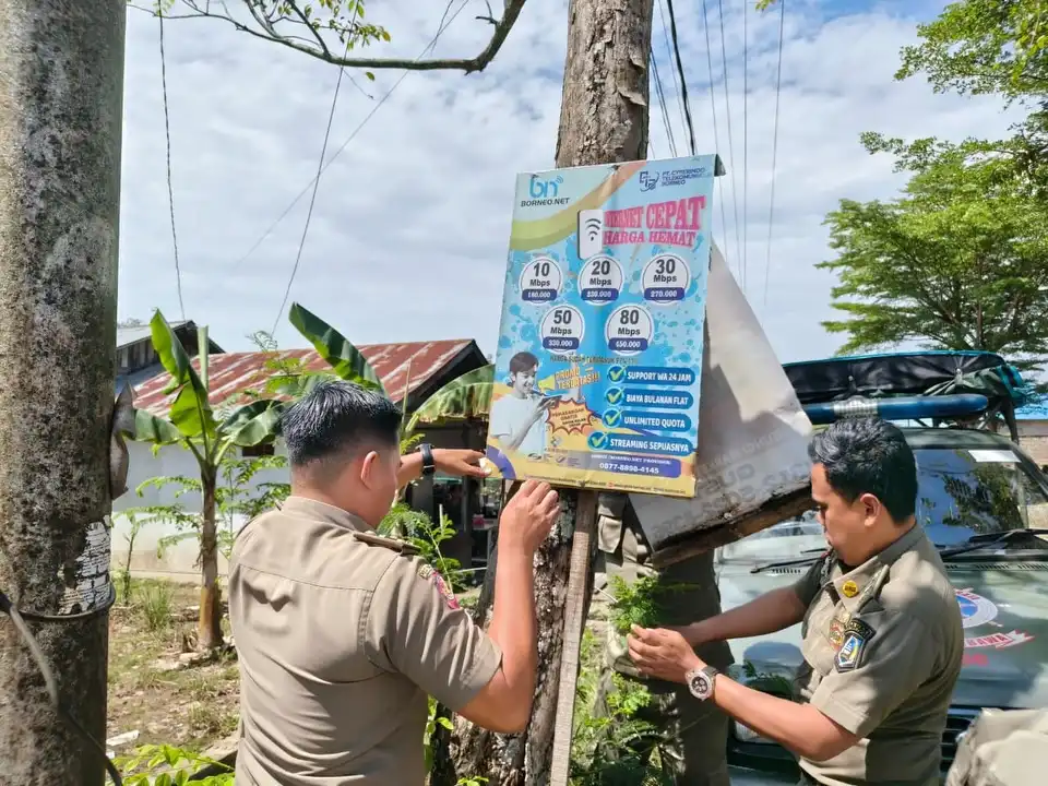 Satpol PP dan Damkar HSS Implementasikan Instruksi Presiden, Rapikan Reklame dan Spanduk di Ruang Publik