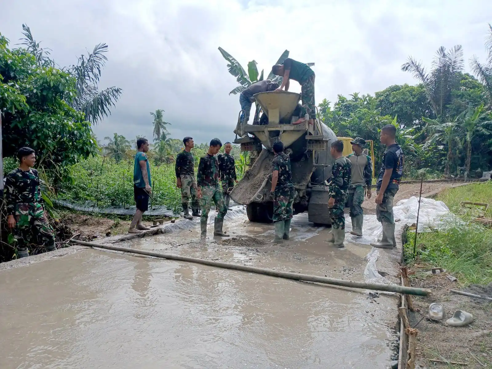 TMMD HSS Kebut Pengecoran Jalan Penghubung Desa Pantai Ulin dan Ulin