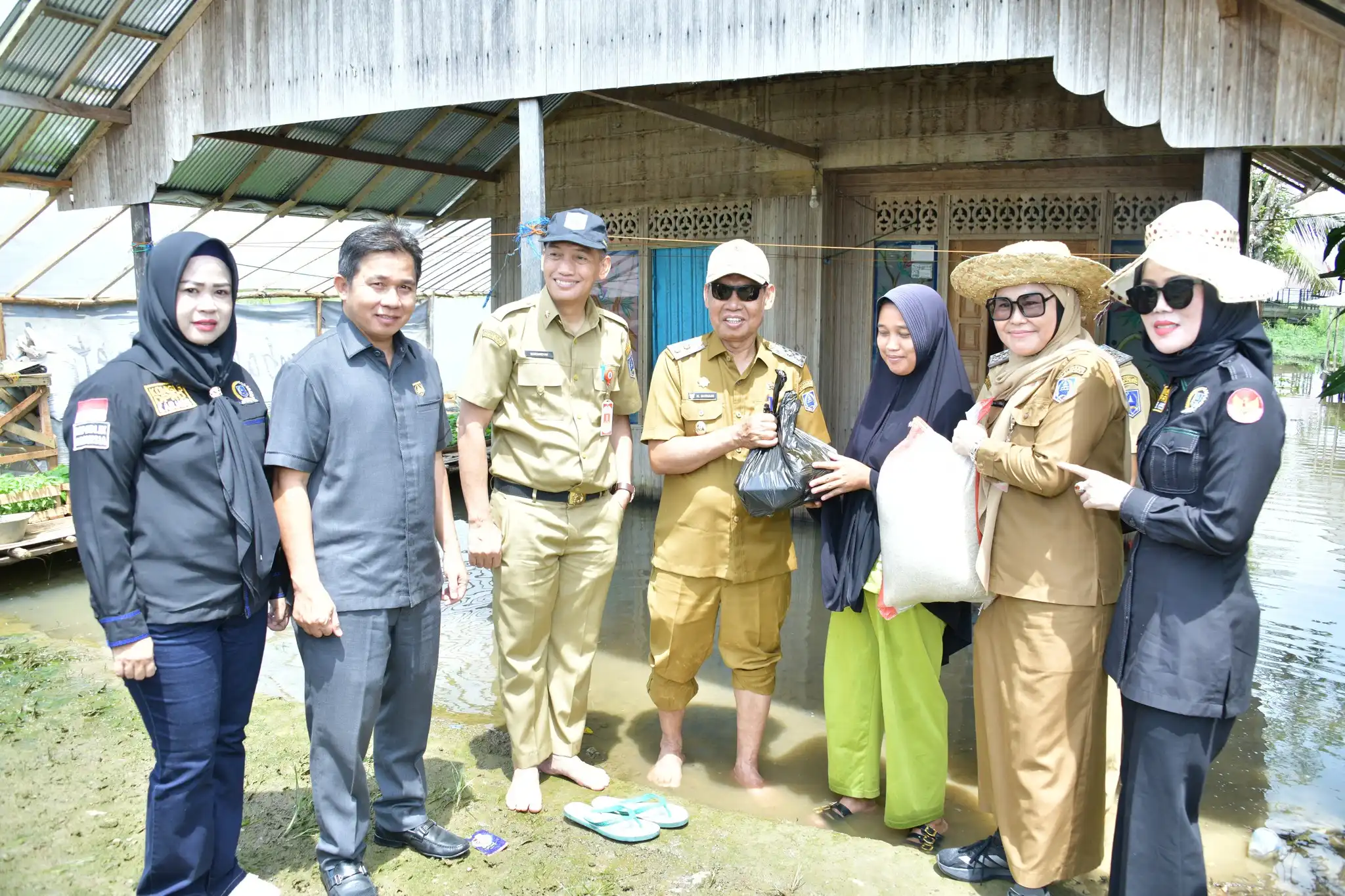 Kunjungi Lokasi Banjir di Desa Taniran Kubah, Wakil Bupati HSS Pastikan Bantuan Tersalurkan ke Warga