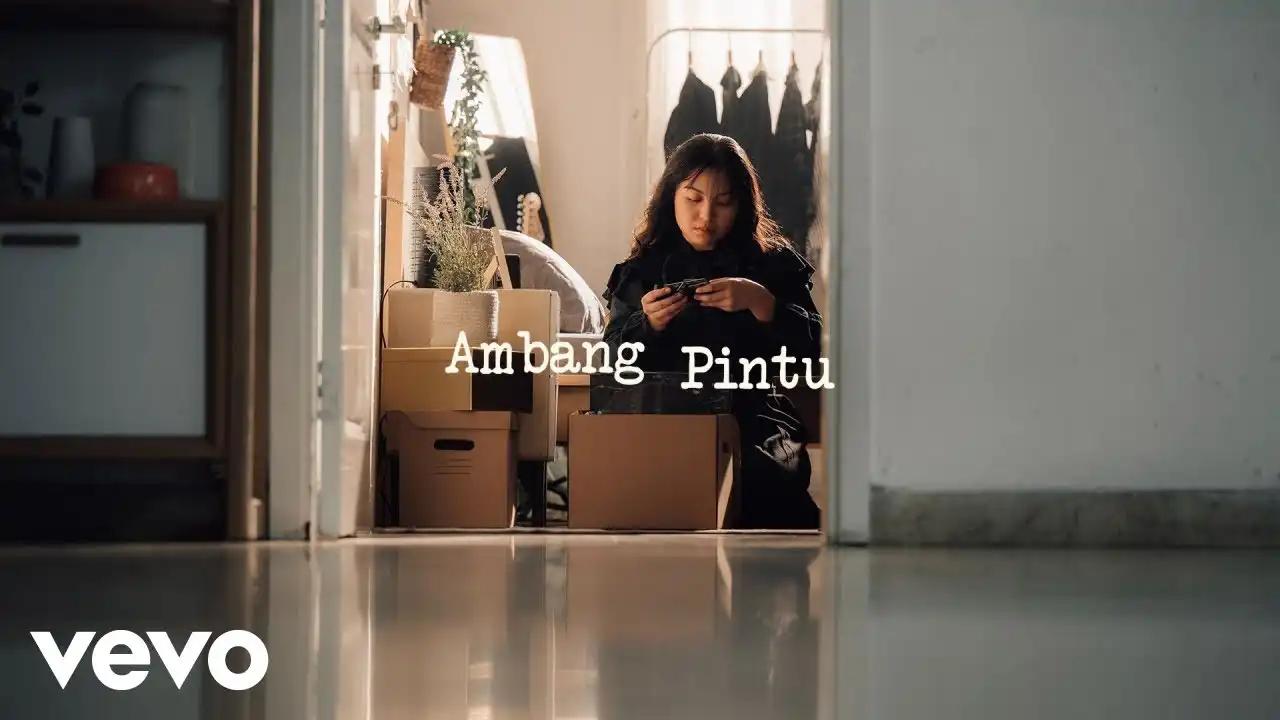 Arti Lagu Ambang Pintu Bernadya: Menunggu di Batas Antara Melepas dan Bertahan