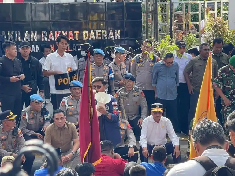 Ratusan Mahasiswa Gelar Aksi di DPRD Kalsel, Berlangsung Tertib