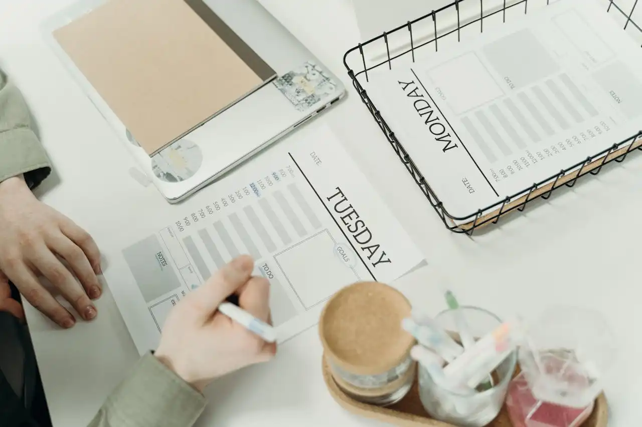 Panduan Bertahan Hidup: Jadwal Olahraga Mingguan buat Budak Korporat yang Punggungnya Sudah Jompo