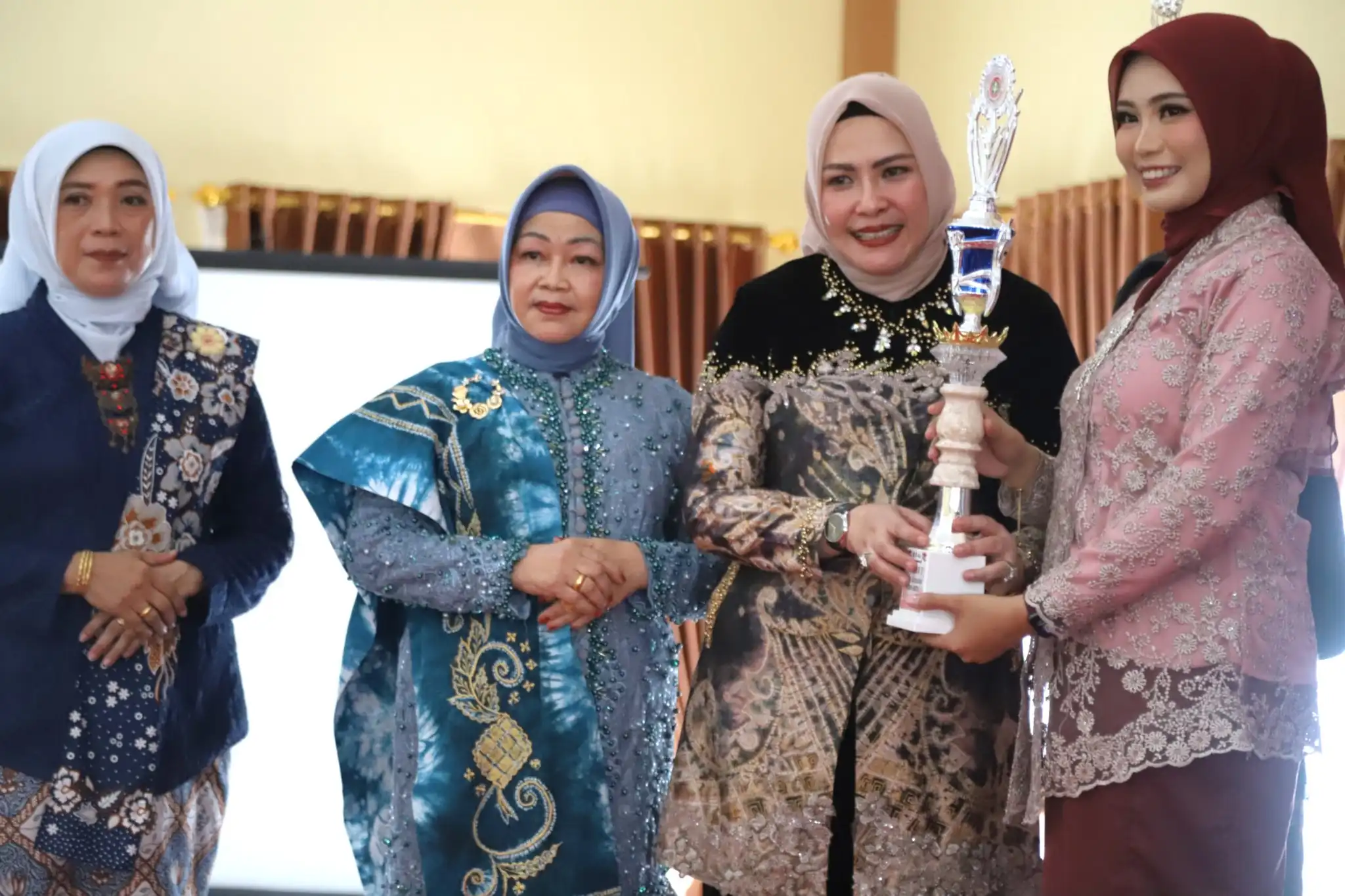 Hari Kartini 2026, 26 Peserta Meriahkan Lomba Kebaya Perempuan PGRI HSS