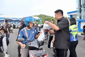 Komunitas Harley Davidson Club Indonesia dan Ditlantas Polda Kalsel Berbagi 1.500 Takjil di Banjarbaru