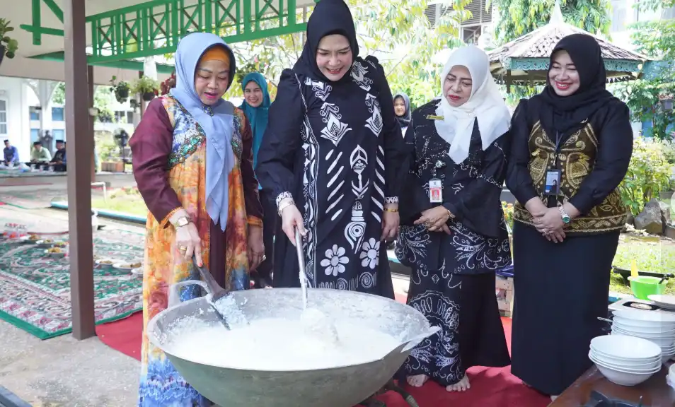 Hari Asyura, Bupati HSS Serahkan Santunan untuk Anak Yatim