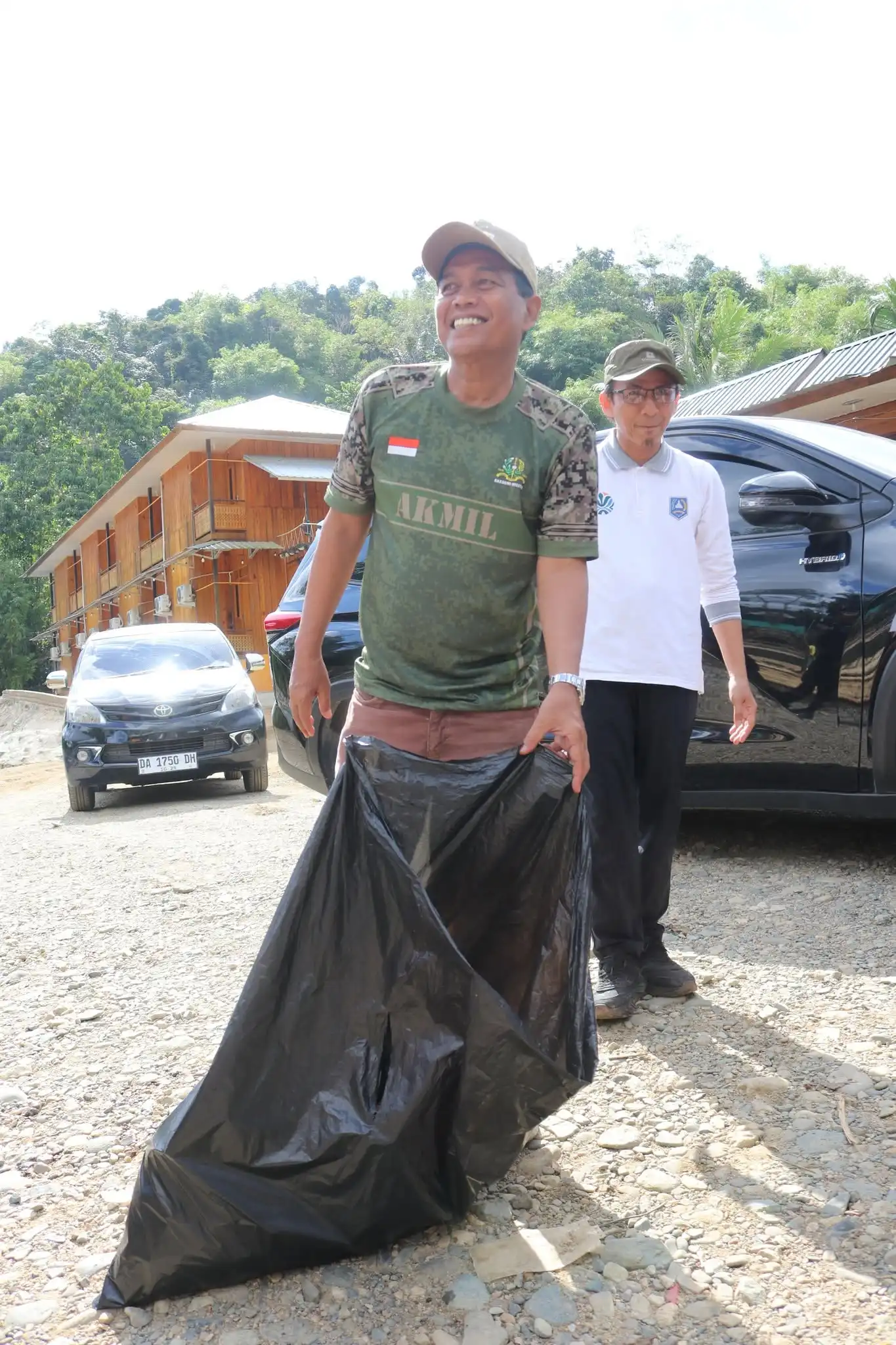 Jelang Festival Bamboo Rafting, Bupati HSS Pimpin Aksi Bersih Sungai Amandit