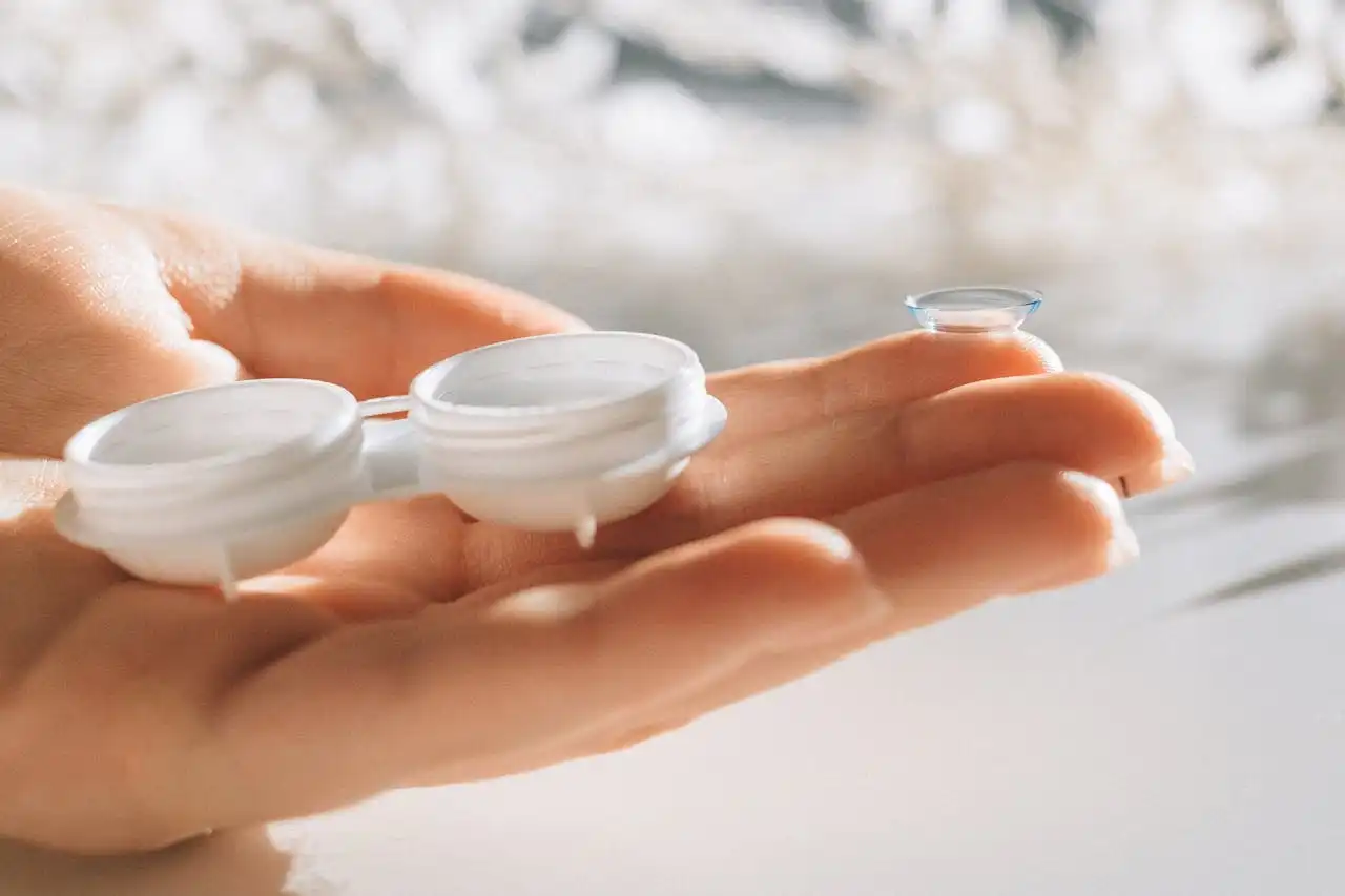 Bye Mata Merah! Tips Nyaman Pakai Softlens Saat Kencan