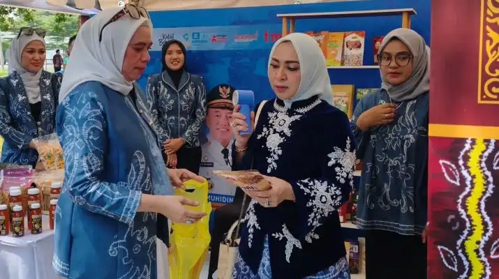 Produk UMKM Kalsel Laris di TMII, Madu Hutan hingga Boneka Bekantan Diburu Pengunjung