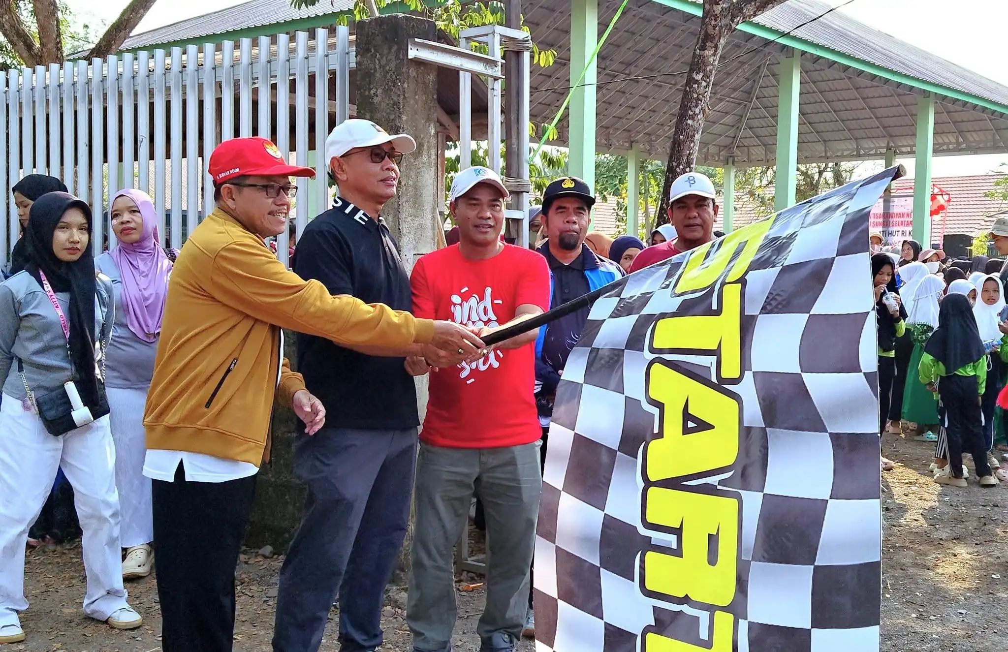 Semarak HUT ke-81 RI, Jalan Sehat MTsN 2 HSS Libatkan Pelajar dan Warga Simpur