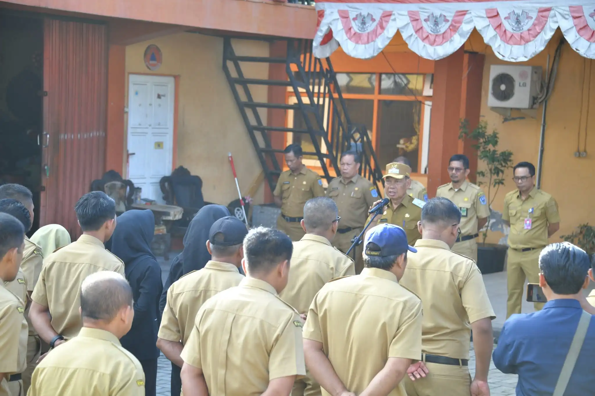 Jalan Kaki ke Kantor BPBD, Wabup HSS Tekankan Kesiapsiagaan dan Profesionalisme