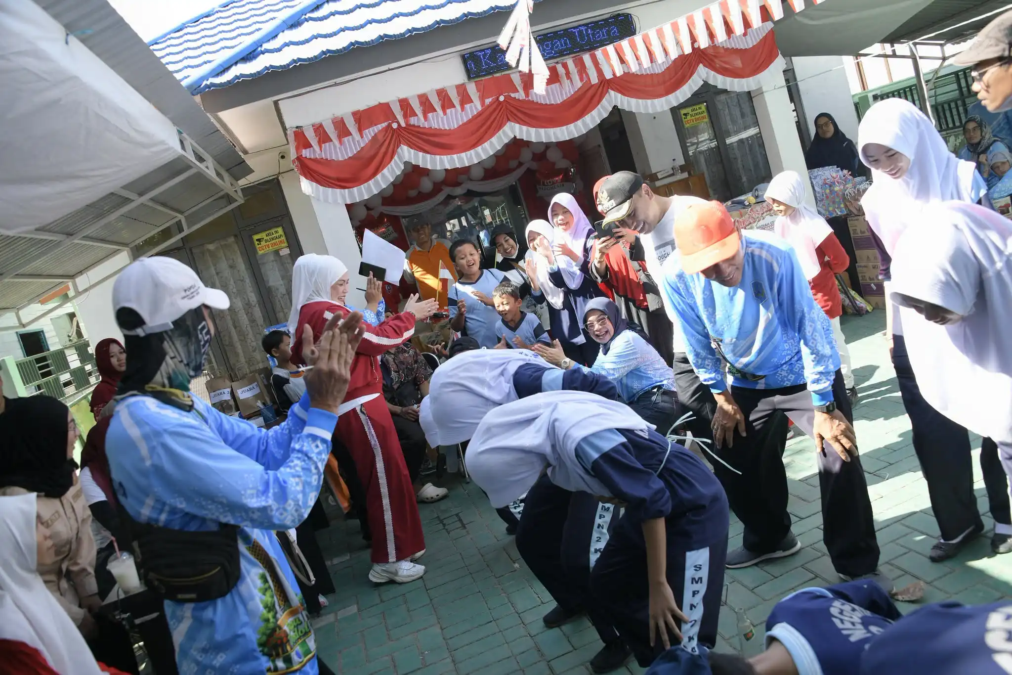 Ratusan Pelajar dan Warga Meriahkan Jalan Sehat dan Lomba Kemerdekaan di Kandangan Utara