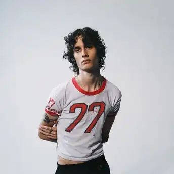 Mengenal Lebih Dekat Sosok Sombr: Antara Tren, Misteri, dan Algoritma yang Bikin Kepo