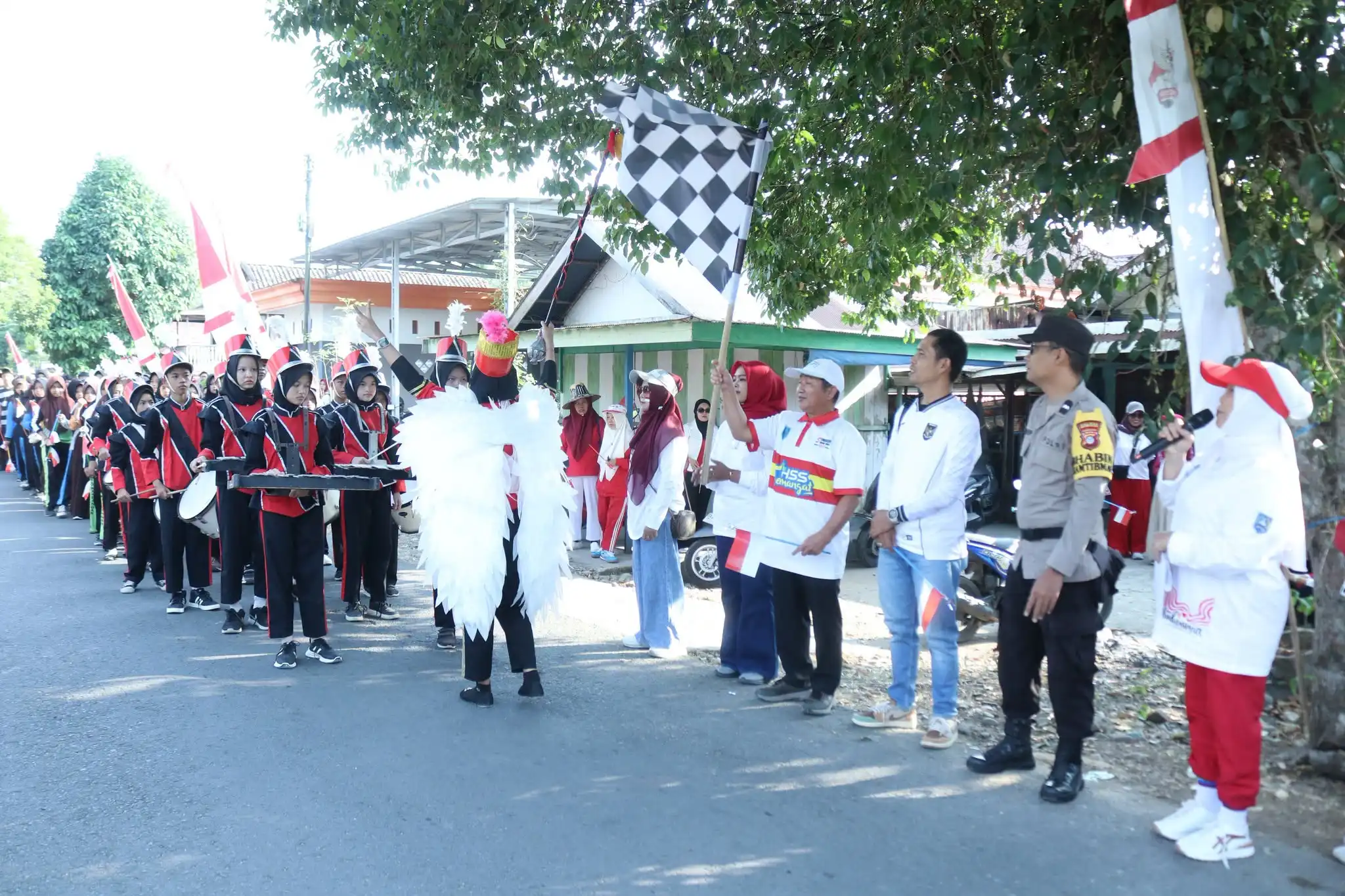 Semarak HUT ke-81 RI, Ratusan Warga Tumpah Ruah Ikuti Jalan Sehat di HSS