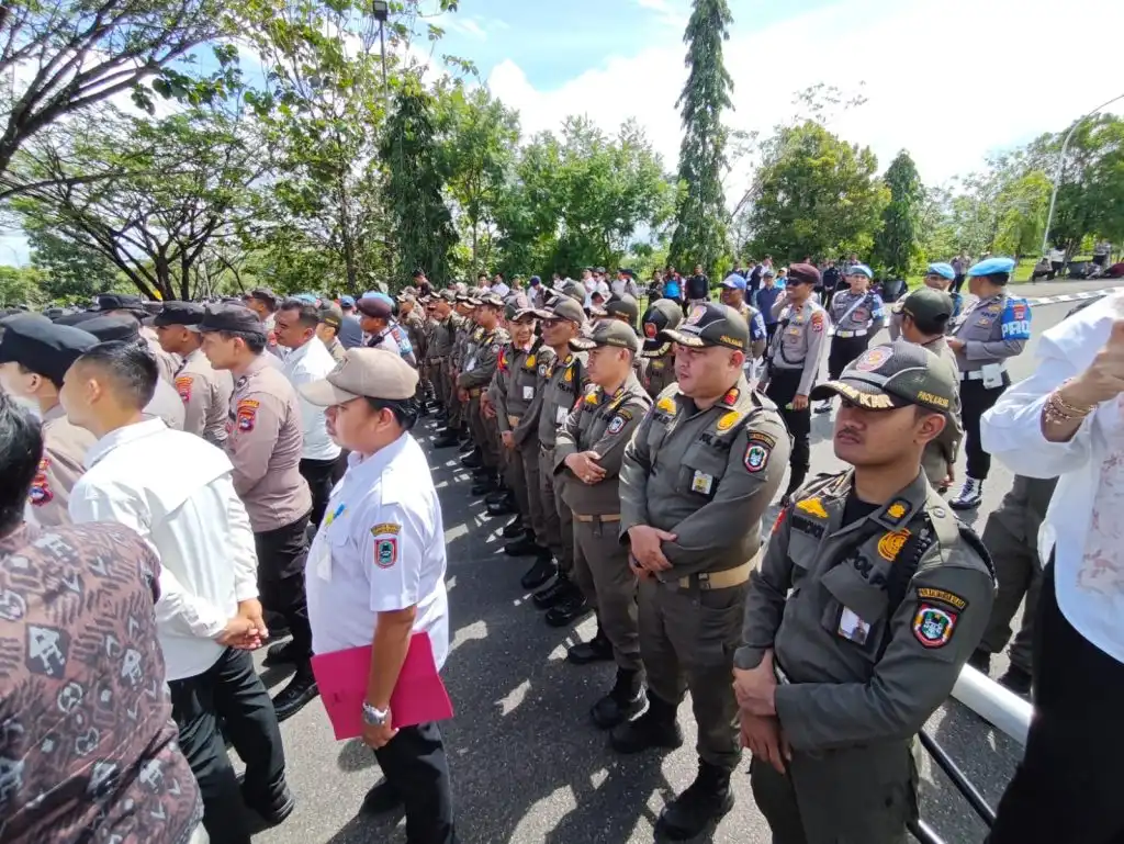 100 Personel Satpol PP dan Damkar Diterjunkan Kawal Aksi LSM Sakutu di Kantor Gubernur Kalsel