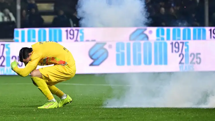 Kiper Cremonese Emil Audero Terkena Flare Saat Laga Serie A, Luka Kaki dan Gangguan Pendengaran