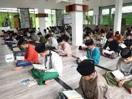 Sehari di Pondok: Bukan Cuma Ngaji, Tapi Seni Bertahan Hidup dan Membentuk Diri