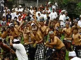 Bukan Tawuran Biasa: Serunya Perang Topat di Lingsar yang Bikin Hati Adem