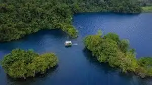 Danau Poso: Antara Pasir Putih yang Estetik dan Misteri Naga yang Bikin Merinding