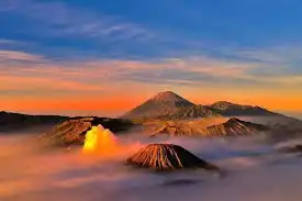 Menjemput Cahaya di Atas Awan: Alasan Kenapa Sunrise Bromo Selalu Juara