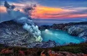 Berburu Blue Fire di Kawah Ijen: Antara Bau Belerang, Betis Pegal, dan Keajaiban Dunia
